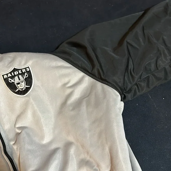 Reversible official NFL Raiders jacket - Picture 6 of 8